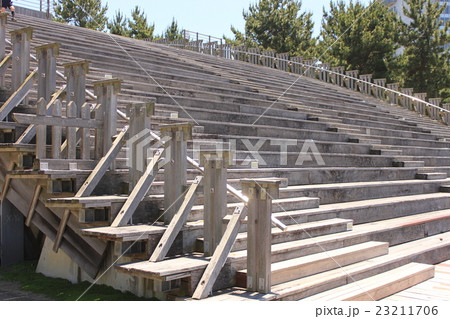 りんくう公園の木造太鼓橋 23211706