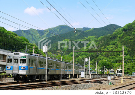 三峰口駅を出発する秩父鉄道の5000系電車の写真素材