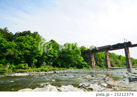 岩畳の長瀞の荒川を見下ろす鉄橋を渡る秩父鉄道のSL列車 23212374