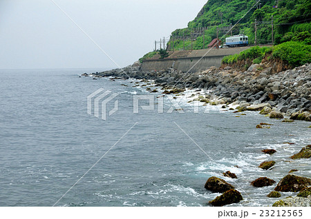 東伊豆の海岸線を行く伊豆急100系電車 23212565