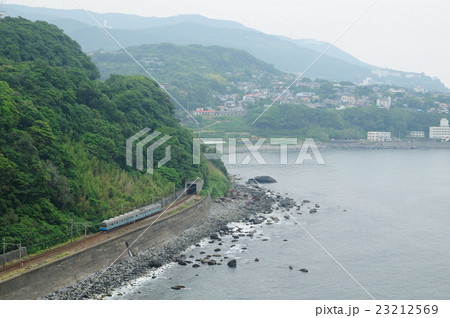 東伊豆の海岸線を行く伊豆急8000系電車 東伊豆の海岸線を行く伊豆急8000系電車 23212569