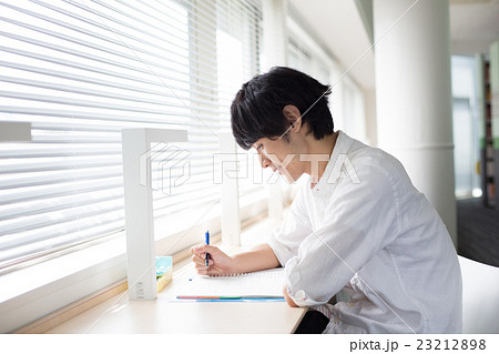 窓際で勉強 23212898