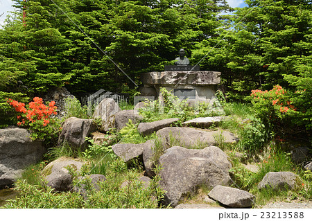 美ヶ原高原　山本俊一翁像とさざれ石 23213588
