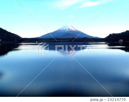 精進湖と富士山 23214770