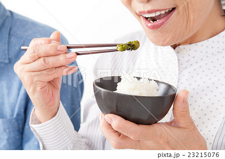 シニア夫婦の食事シーン シニア夫婦の食事シーン 23215076
