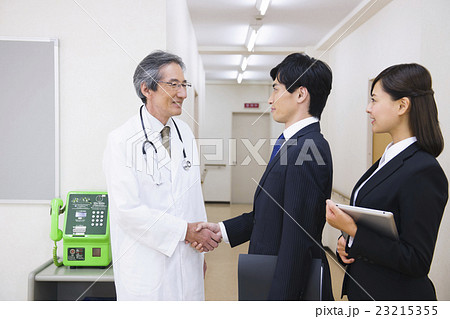 病院 医者 Mr 医薬情報担当者 医師 医療 打ち合わせ ミーティング ビジネス ビジネスマン の写真素材