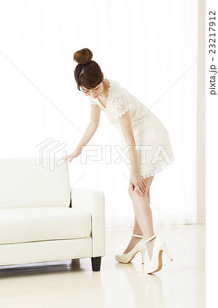 ビューティー　美脚　女性　フットケア　ビューティ　若い女性　 23217912