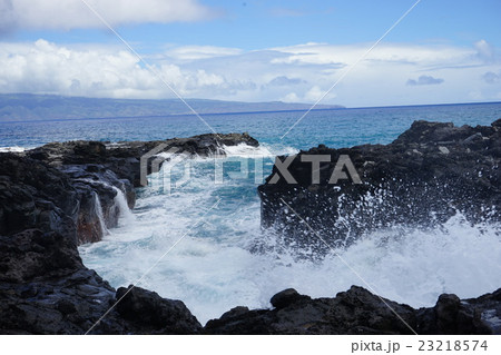 ハワイ 断崖絶壁 波しぶきの写真素材