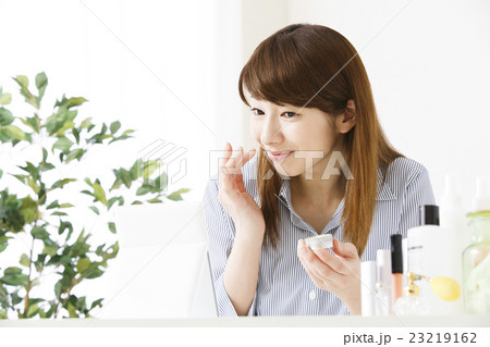 ビューティー メイク 化粧 女性 ビューティ 若い女性 スキンケア ビジネスウーマン ビューティー メイク 化粧 女性 ビューティ 若い女性 スキンケア ビジネスウーマン 23219162
