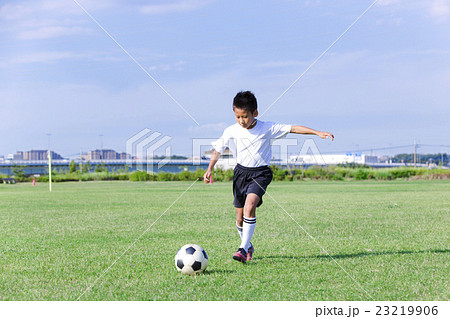 サッカーをする男の子 少年サッカー 男の子 小学生 サッカーの写真素材