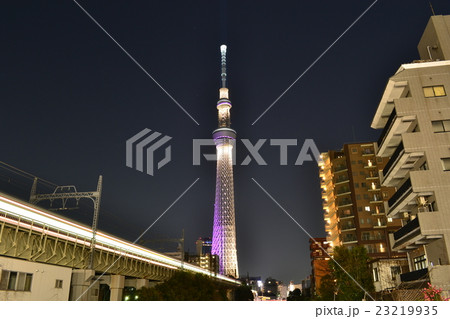 ライトアップスカイツリーと東武線 23219935