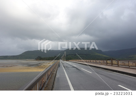 雨上がりの船浦海中道路。西表島。沖縄県八重山郡竹富町。2016年2月12日 23221031