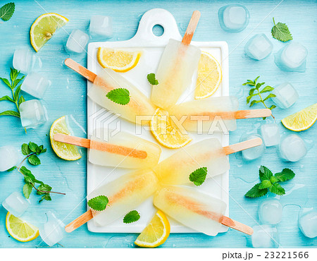 Homemade lemonade popsicles with mint and ice 23221566