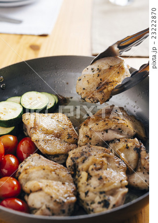 チキンのバジル焼き 23222870