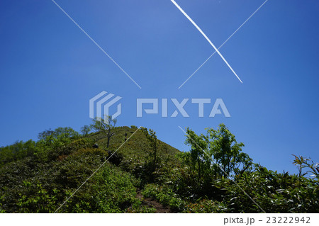 登山道と飛行機雲 23222942
