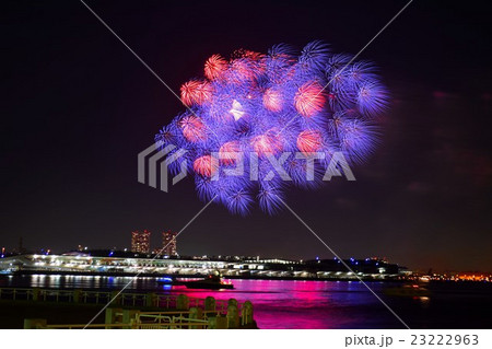 花火 横浜 神奈川新聞花火大会 14年 横浜大さん橋 山下公園 14年8月5日の写真素材