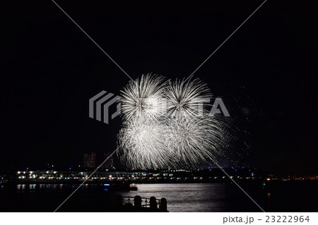 花火 横浜 神奈川新聞花火大会 14年 横浜大さん橋 山下公園 14年8月5日の写真素材