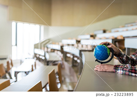 大学生と地球儀 23223895