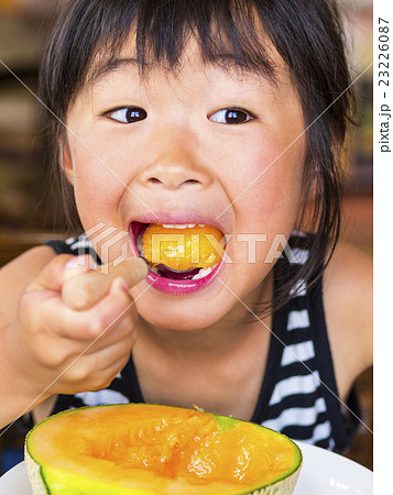 大口を開けてメロンを食べる女の子 23226087