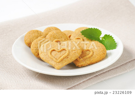 heart-shaped cookies 23226109