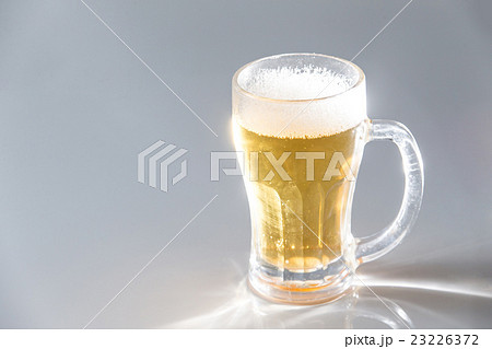 ジョッキに注がれたビール・白バック ジョッキに注がれたビール・白バック 23226372