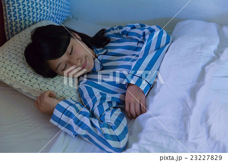 眠る女性 眠る女性 23227829