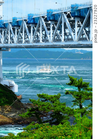 鳴門の渦潮と観潮船 23227920