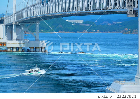 鳴門の渦潮と観潮船 23227921