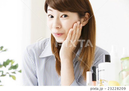 ビューティー　メイク　化粧　女性　ビューティ　若い女性　スキンケア　ビジネスウーマン 23228209
