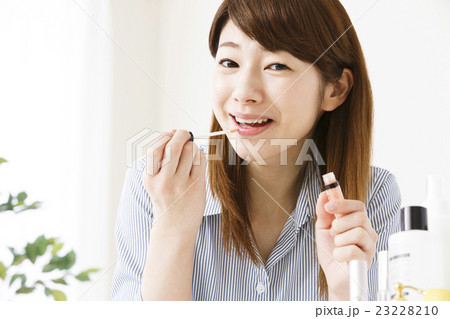 ビューティー　メイク　化粧　女性　ビューティ　若い女性　スキンケア　ビジネスウーマン 23228210