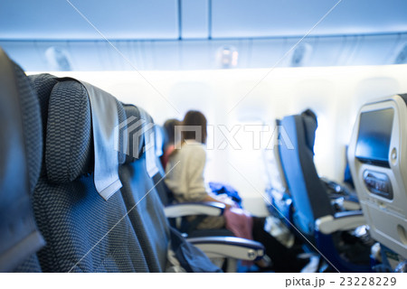飛行機の機内 23228229