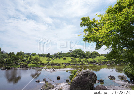 ２０１６年４月熊本地震で被災し減水後に復活した湧水。水前寺公園。復興をめざして頑張る対応が美しい 23228526