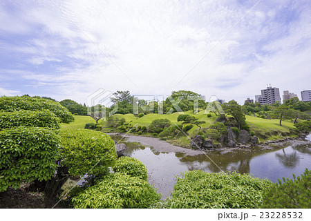 熊本地震で減水被災枯渇した水前寺公園水前寺成趣園湧水が復活。復興をめざして手入れされた木々が美しい 熊本地震で減水被災枯渇した水前寺公園水前寺成趣園湧水が復活。復興をめざして手入れされた木々が美しい 23228532