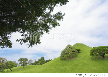 熊本地震で被災した水前寺公園水前寺成趣園湧水が復活。富士山に見立てられた芝生の築山が美しい 熊本地震で被災した水前寺公園水前寺成趣園湧水が復活。富士山に見立てられた芝生の築山が美しい 23228535