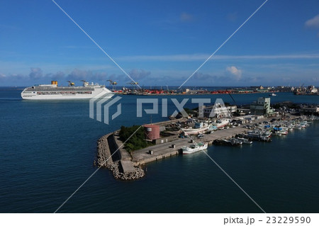 沖縄　那覇　那覇港入港の大型客船 23229590