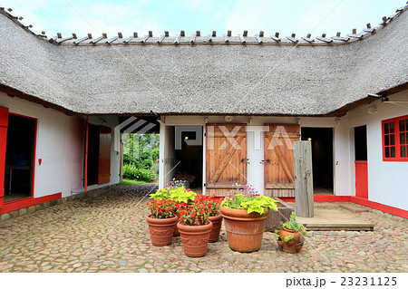 ふなばしアンデルセン公園のデンマークの農家（7月）千葉県船橋市 23231125