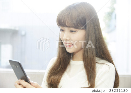スマートフォンを操作する女性 23231180