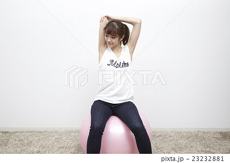 若い女性バランスポール、ストレッチ 若い女性バランスポール、ストレッチ 23232881