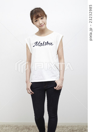 若い女性のデニム/ジーパン姿 23232985