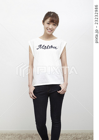 若い女性のデニム/ジーパン姿 23232986