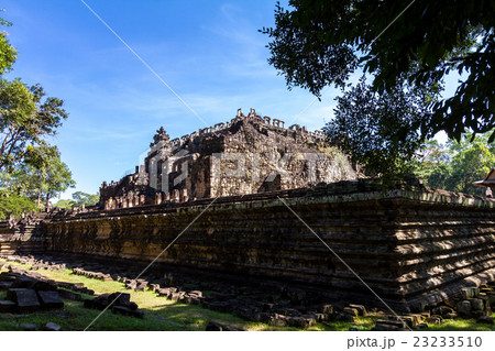 アンコール遺跡群の森の中のバプーオン 23233510