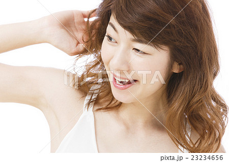 ビューティー　ヘアケア　女性　育毛　スキンケア　ビューティ　若い女性　美容 23234656