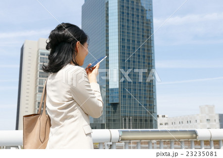 スマートフォン　ビジネスウーマン 23235081