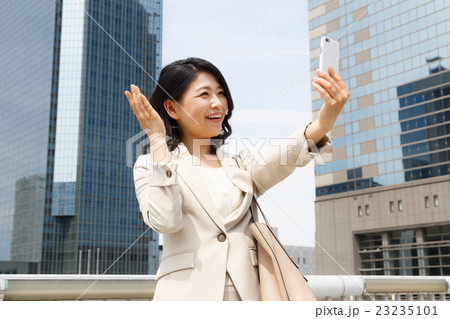 スマートフォン　ビジネスウーマン 23235101