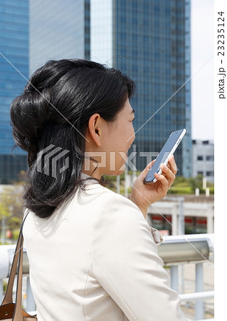 スマートフォン　ビジネスウーマン 23235124