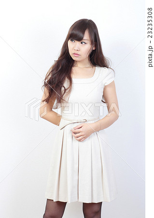 若い女性　ファッション 23235308