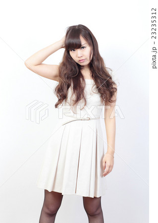 若い女性 ファッション 若い女性 ファッション 23235312