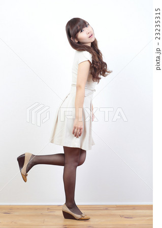 若い女性 ファッション 若い女性 ファッション 23235315