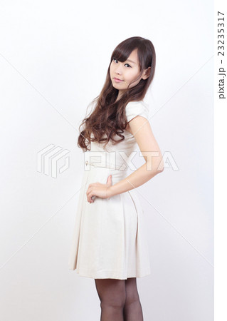 若い女性 ファッション 若い女性 ファッション 23235317
