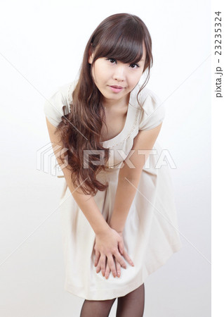 若い女性 ファッション 若い女性 ファッション 23235324